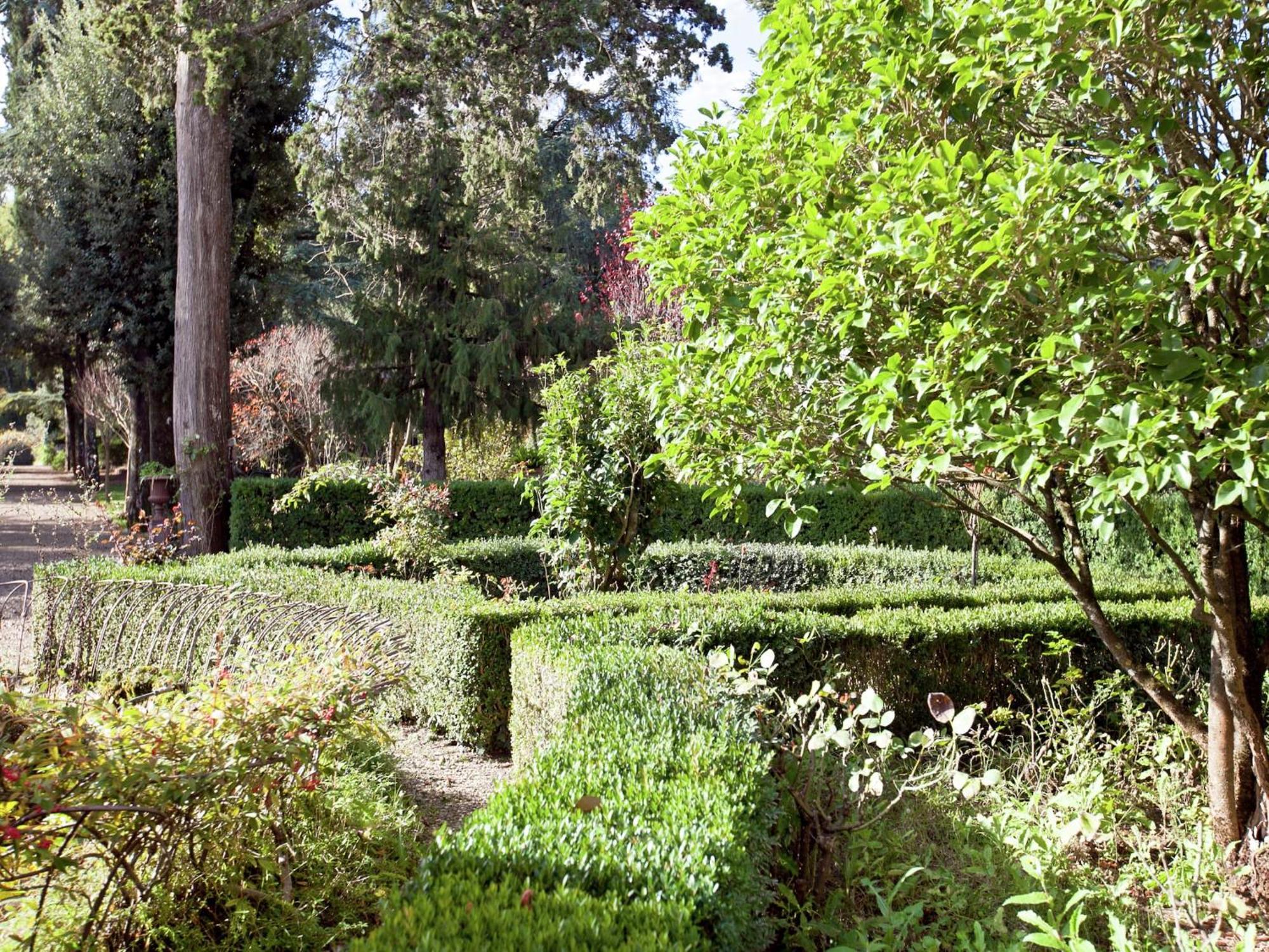 Pleasant With Swimming Pool Garden Bbq Parking Apartment