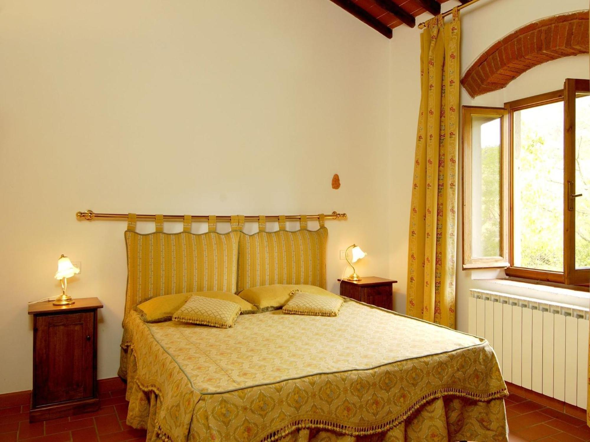 Pleasant With Swimming Pool Garden Bbq Parking Apartamento Lucolena in Chianti