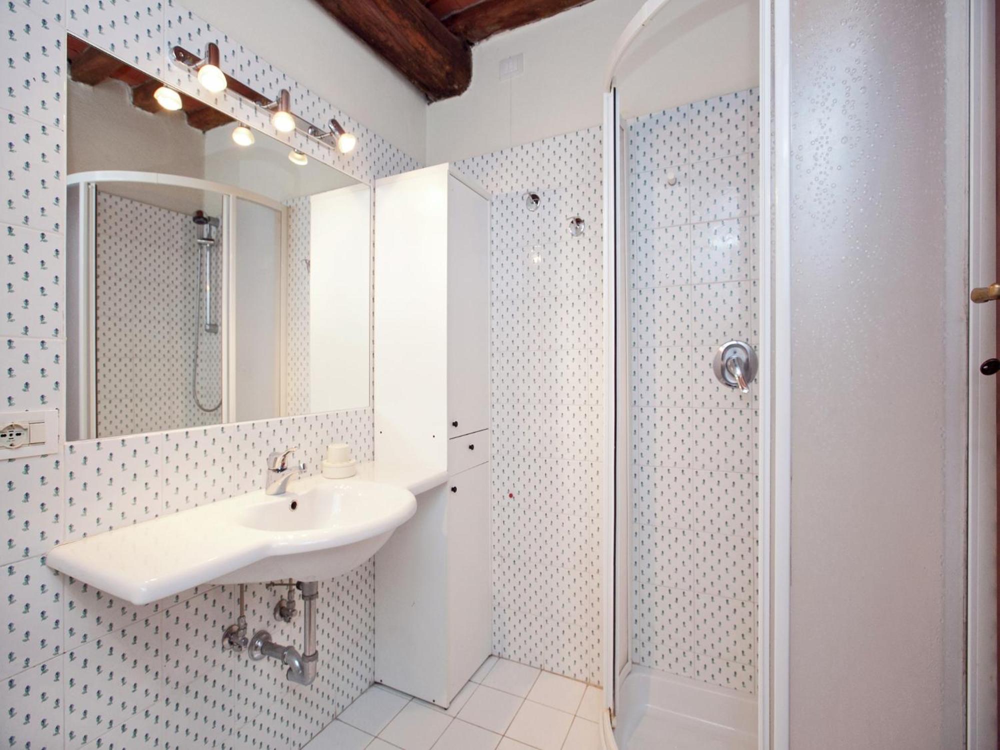 Pleasant With Swimming Pool Garden Bbq Parking Apartamento Lucolena in Chianti